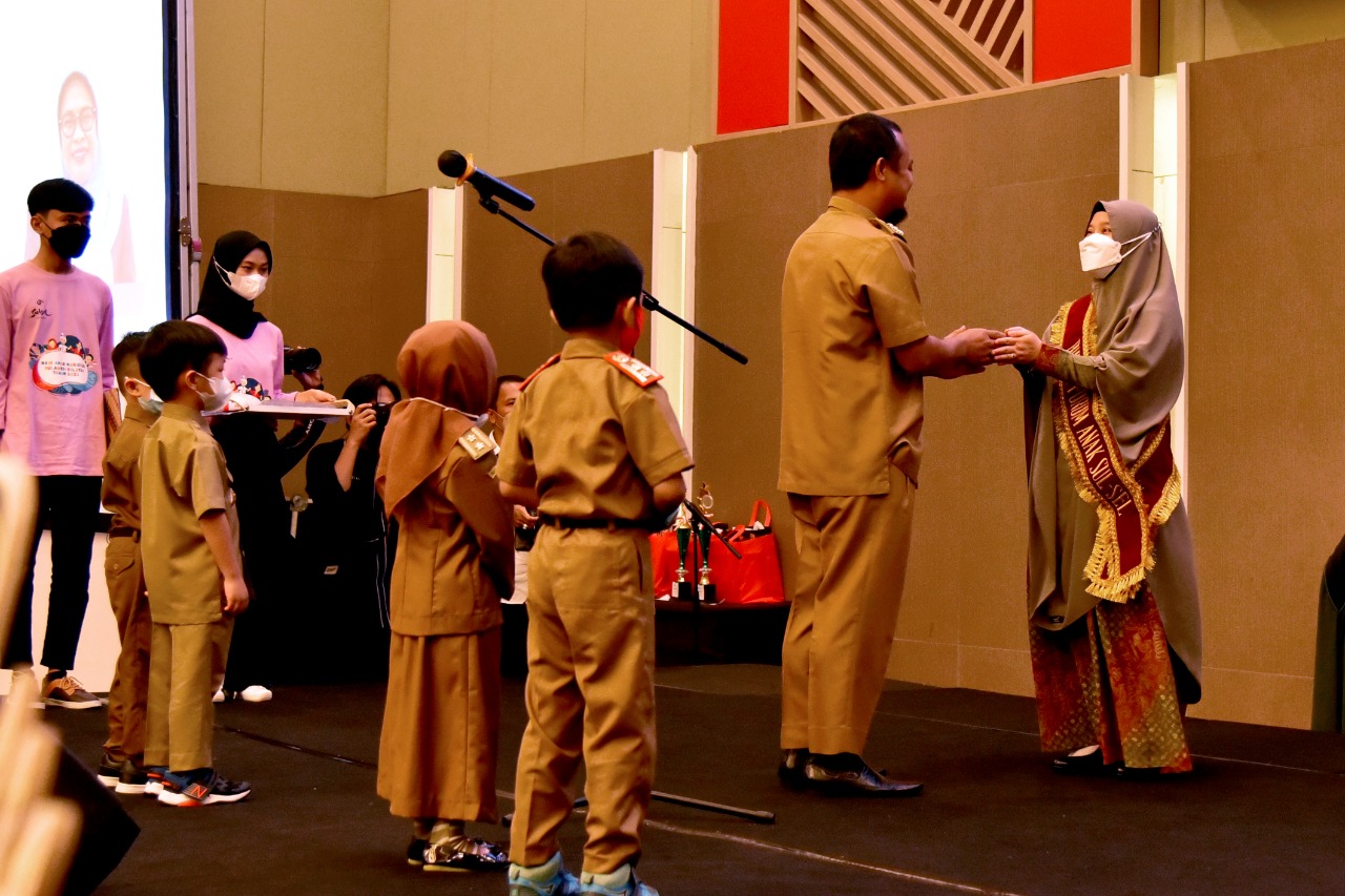 Gubernur Kukuhkan Naoemi Octarina Sebagai Bunda Forum Anak Sulsel